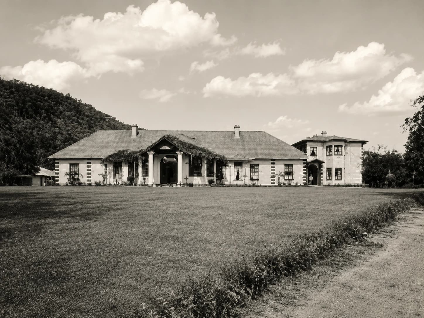 Grand Hotel Nuwara Eliya: A Postcard from Old Ceylon